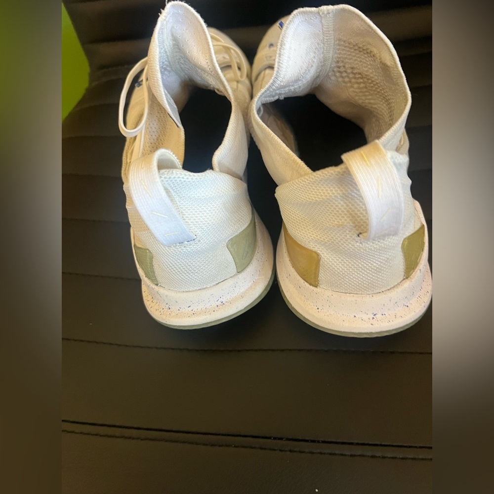 Under Armour White Sneakers with Classic Design and Comfort - Picture 3 of 6